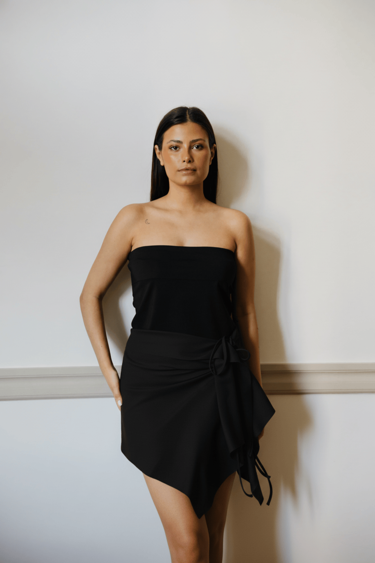 L'INCONTOURNABLE HAUT-JUPE NOIR