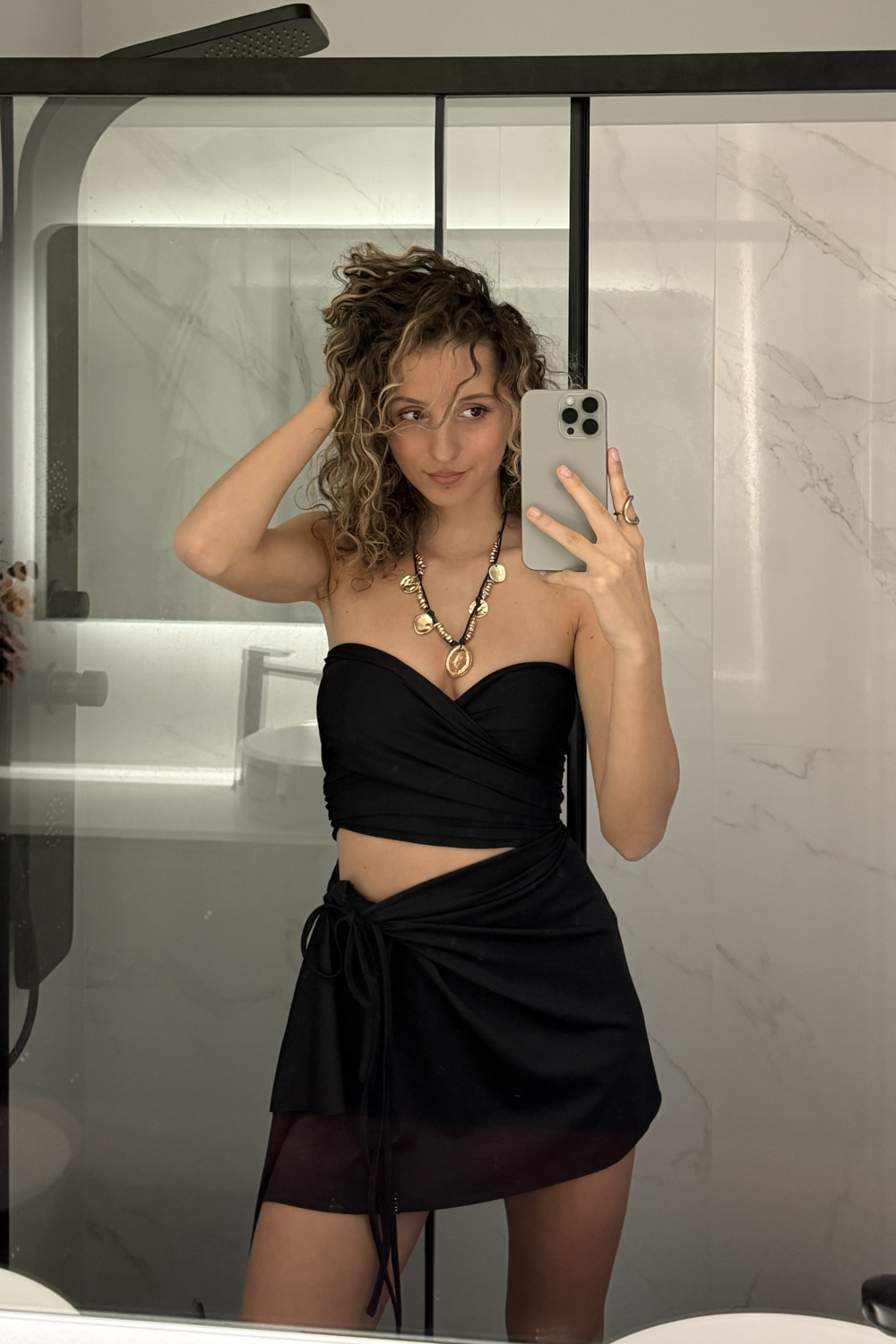 L'INCONTOURNABLE HAUT-JUPE NOIR