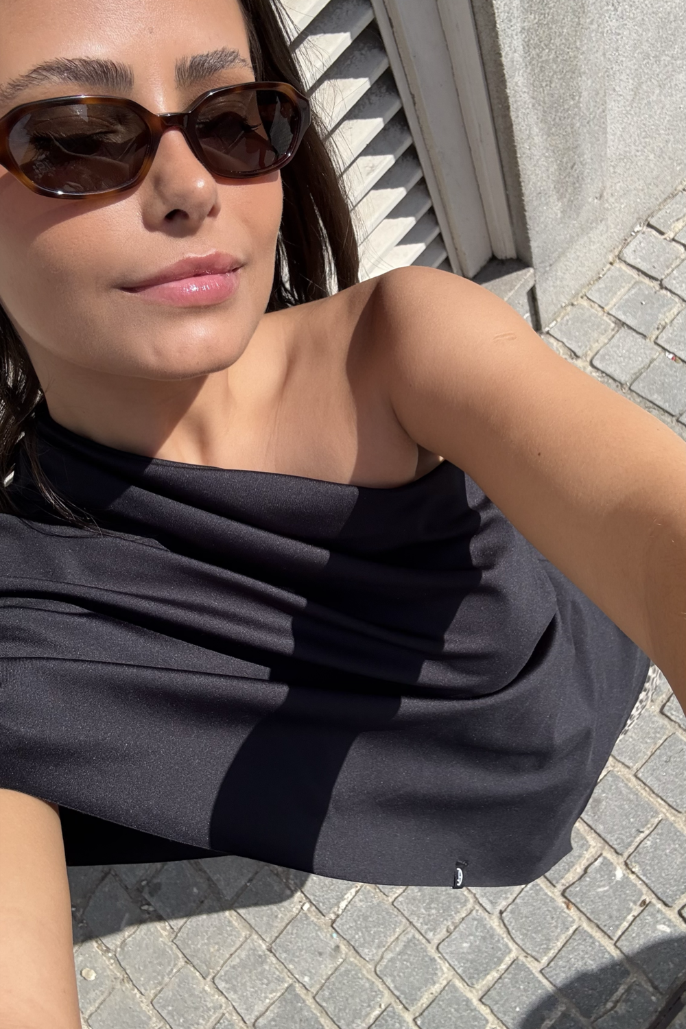 L'INCONTOURNABLE HAUT-JUPE NOIR